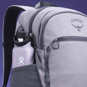 Osprey AXIS 24 zaino da 24 Litri, con spallacci e pannello posteriore imbottiti, scomparto principale con cerniera, ideale per uso quotidiano o escursionismo leggero.