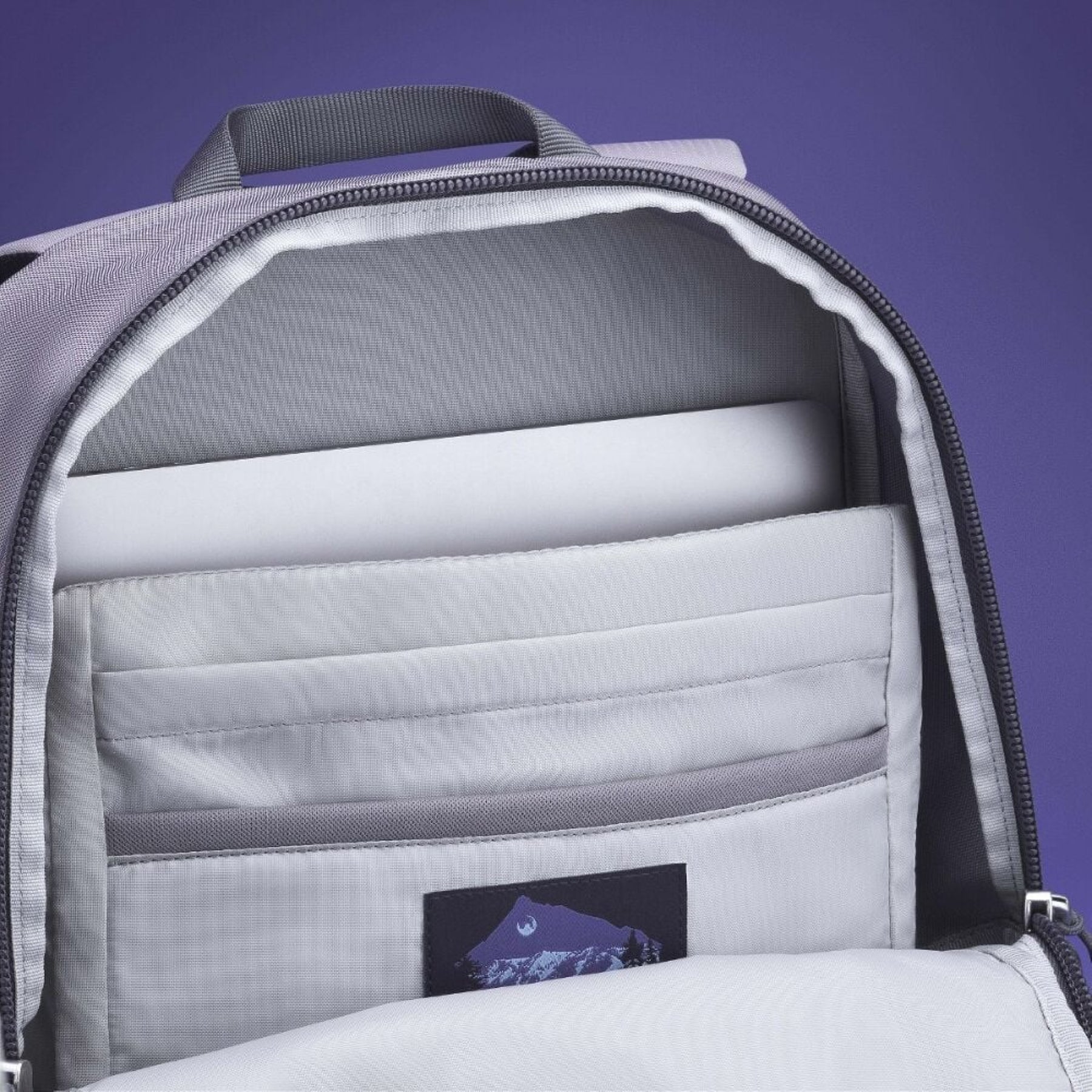 Osprey AXIS 24 zaino da 24 Litri, con spallacci e pannello posteriore imbottiti, scomparto principale con cerniera, ideale per uso quotidiano o escursionismo leggero.