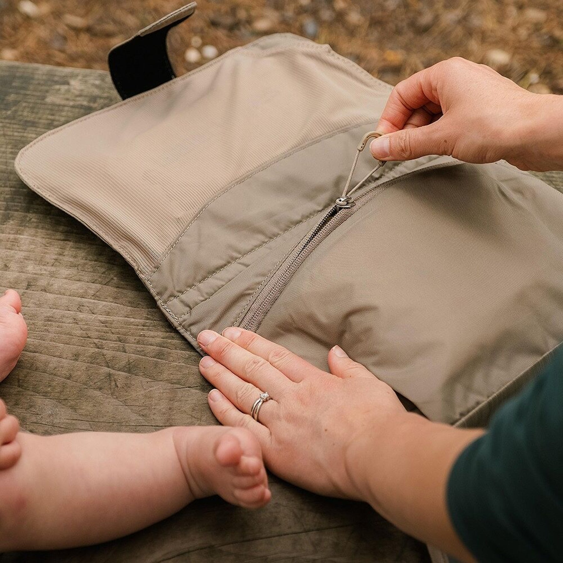 Osprey Poco Changing Pad fasciatoio portatile pieghevole compatto da 2 litri in nylon riciclato con tasca frontale con zip e passante da trasporto ideale per viaggi ed escursioni all'aperto