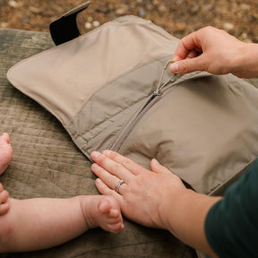 Osprey Poco Changing Pad fasciatoio portatile pieghevole compatto da 2 litri in nylon riciclato con tasca frontale con zip e passante da trasporto ideale per viaggi ed escursioni all'aperto