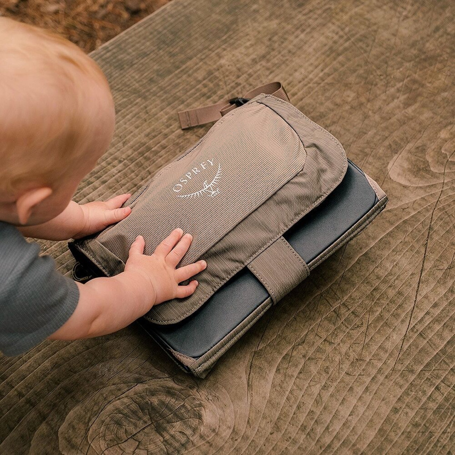 Osprey Poco Changing Pad fasciatoio portatile pieghevole compatto da 2 litri in nylon riciclato con tasca frontale con zip e passante da trasporto ideale per viaggi ed escursioni all'aperto