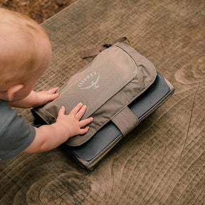 Osprey Poco Changing Pad fasciatoio portatile pieghevole compatto da 2 litri in nylon riciclato con tasca frontale con zip e passante da trasporto ideale per viaggi ed escursioni all'aperto