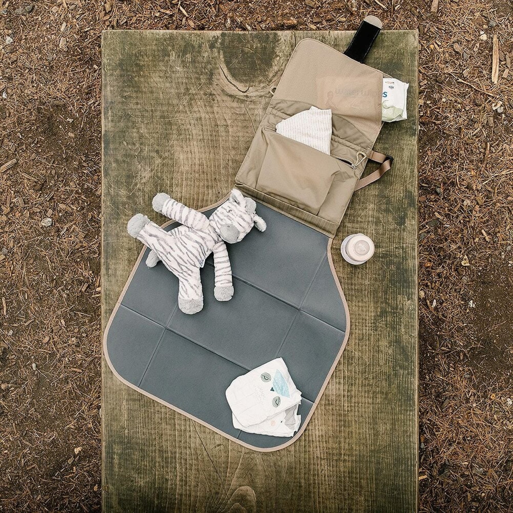 Osprey Poco Changing Pad fasciatoio portatile pieghevole compatto da 2 litri in nylon riciclato con tasca frontale con zip e passante da trasporto ideale per viaggi ed escursioni all'aperto