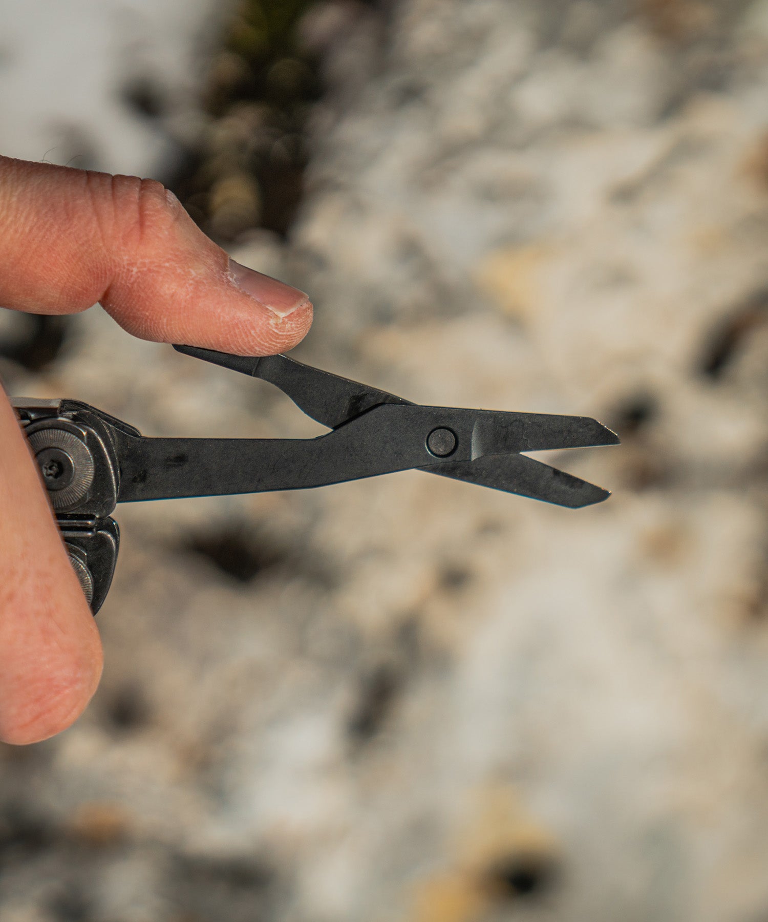 Dettaglio delle forbici del Leatherman Surge Black in mano a Paolo di Backpacco durante un trekking