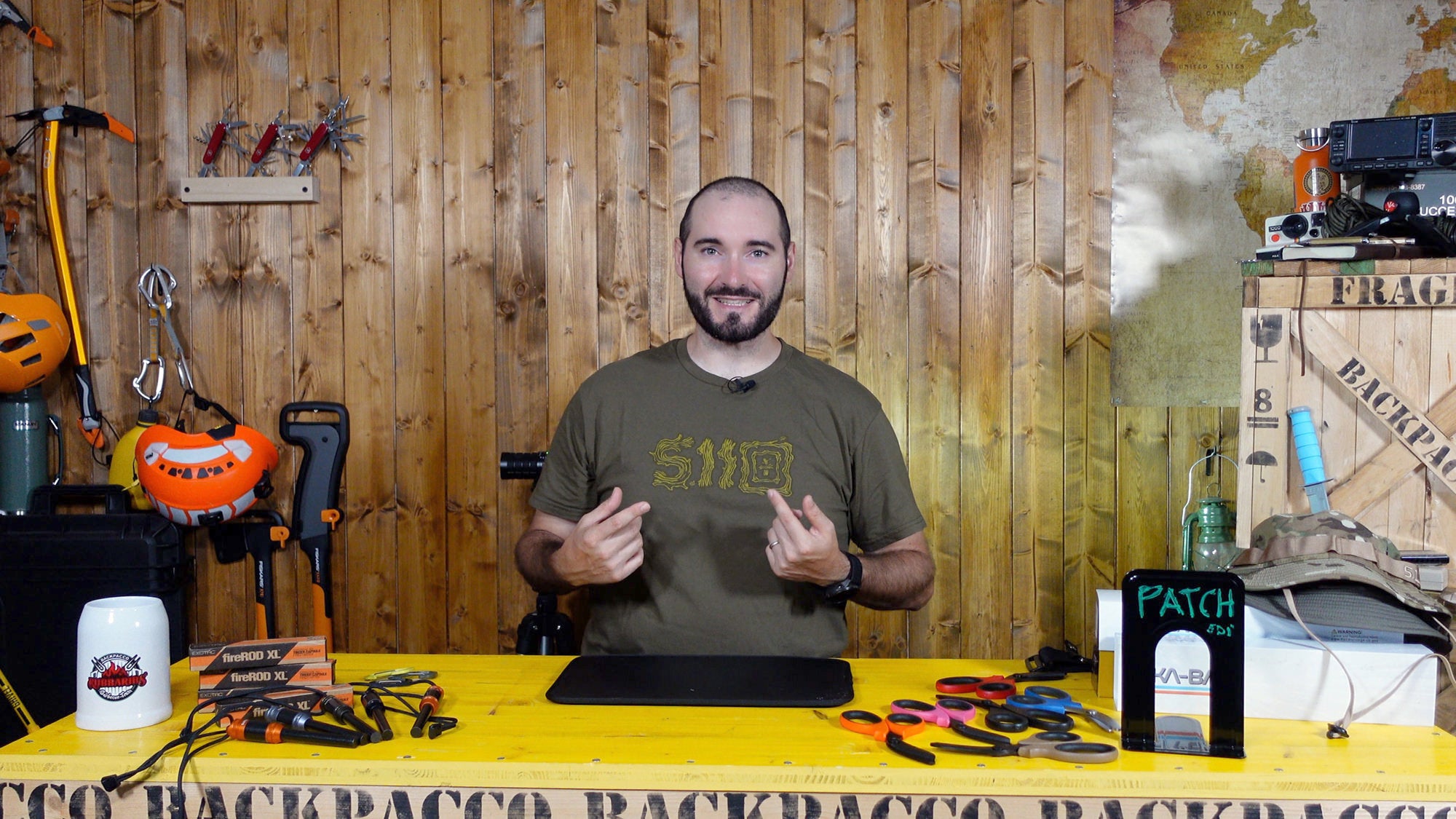 COPERTINA DEL VIDEO DOVE PAOLO DI BACKPACCO SPIEGA LA T-SHIRT STICKS AND STONES DI 5.11