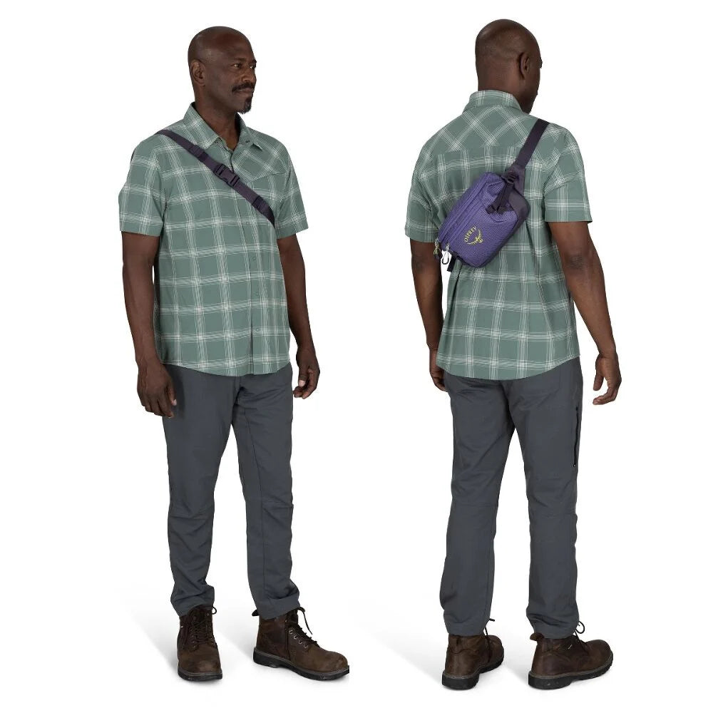 Osprey Transporter Waist Pack marsupio da 3 litri realizzato in tessuto tecnico con trama a griglia e logo frontale, dotato di tasca esterna con zip, cinghie di compressione laterali e cintura regolabile con fibbia a scatto per escursionismo e tempo libero.