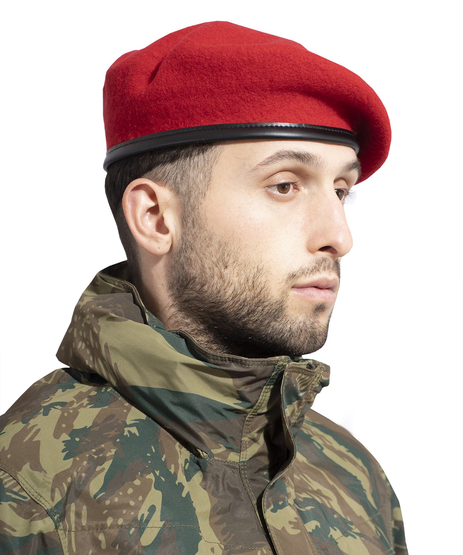 uomo indossa basco militare rosso di pentagon