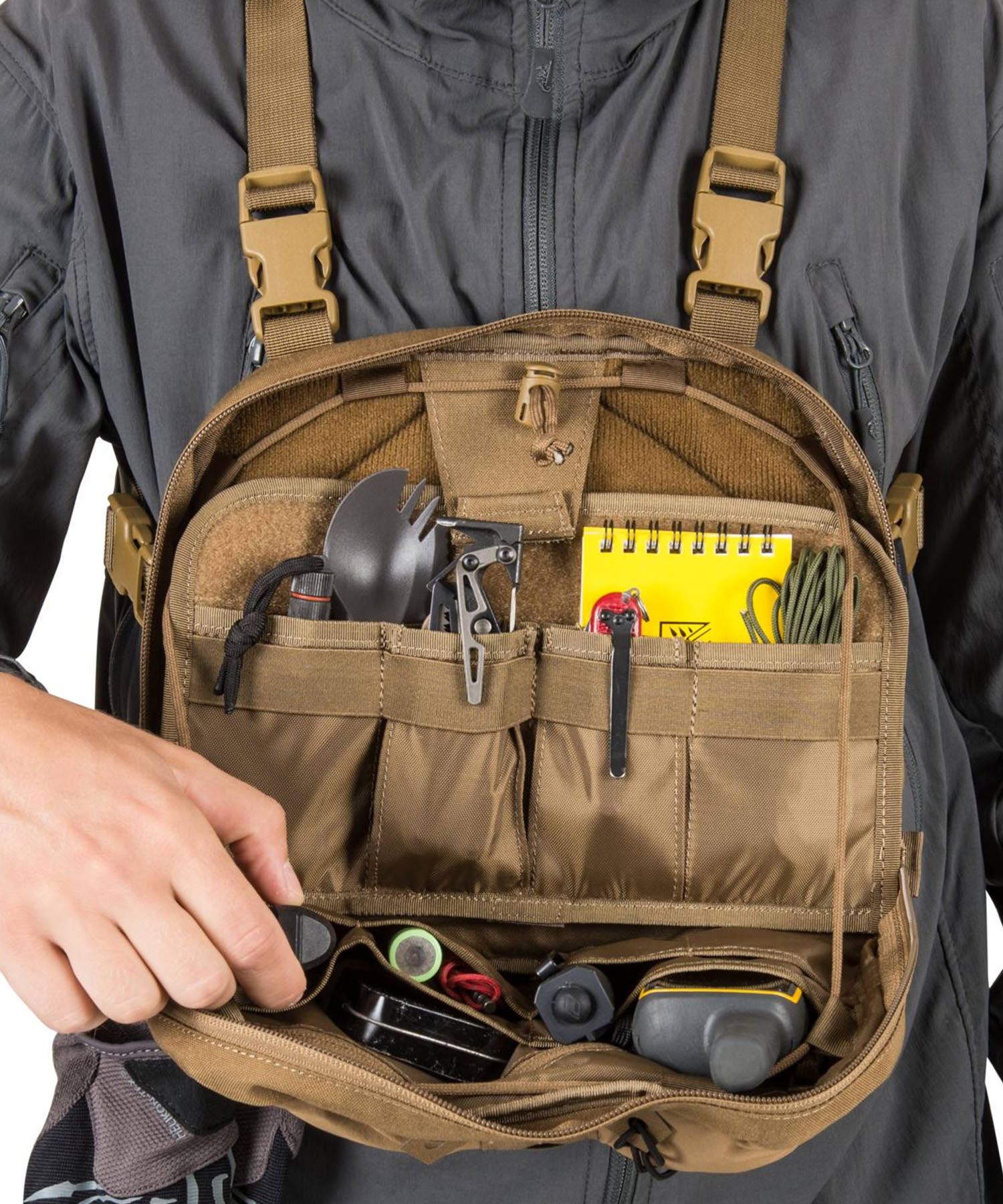 uomo indossa un chest pack numbat di helikon-tex aperto con equipaggiamento