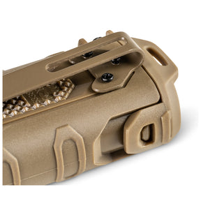 Torcia portachiavi EDC 2 AAA di 5.11 Tactical Kangaroo - vista sicura sportello batterie