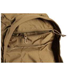 ZAINO RUSH100 60 litri di 5.11 Tactical Kangaroo (sabbia) - vista tasca admin e moschettone portachiavi