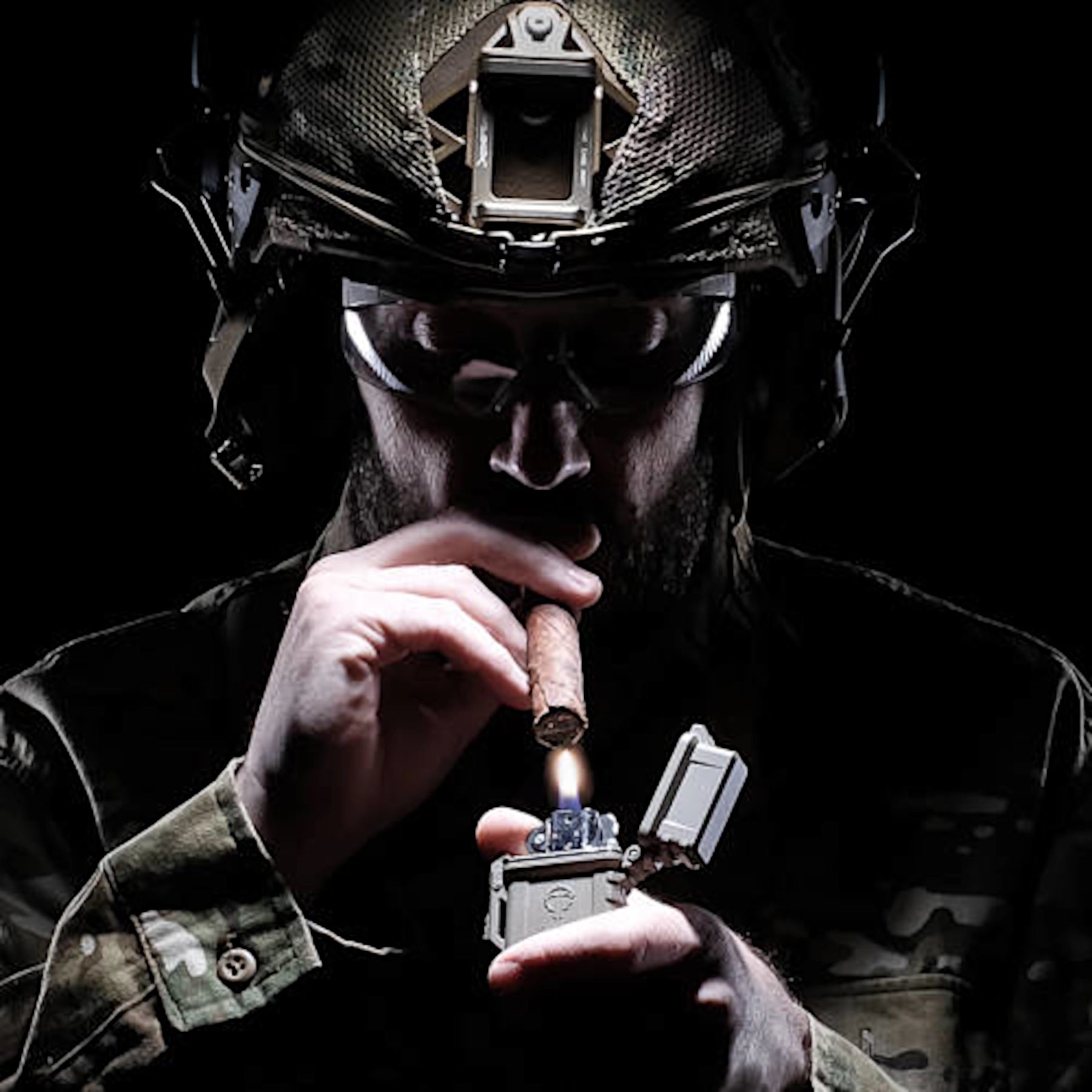 Un soldato accende un sigaro usando il PyroVault di THYRM